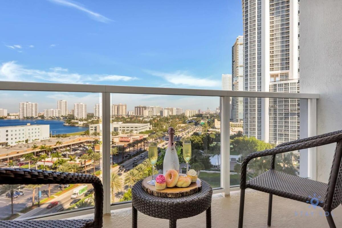 Luxury Bayfront Studio With Balcony Amazing Pool Hotel Sunny Isles Beach Exterior photo